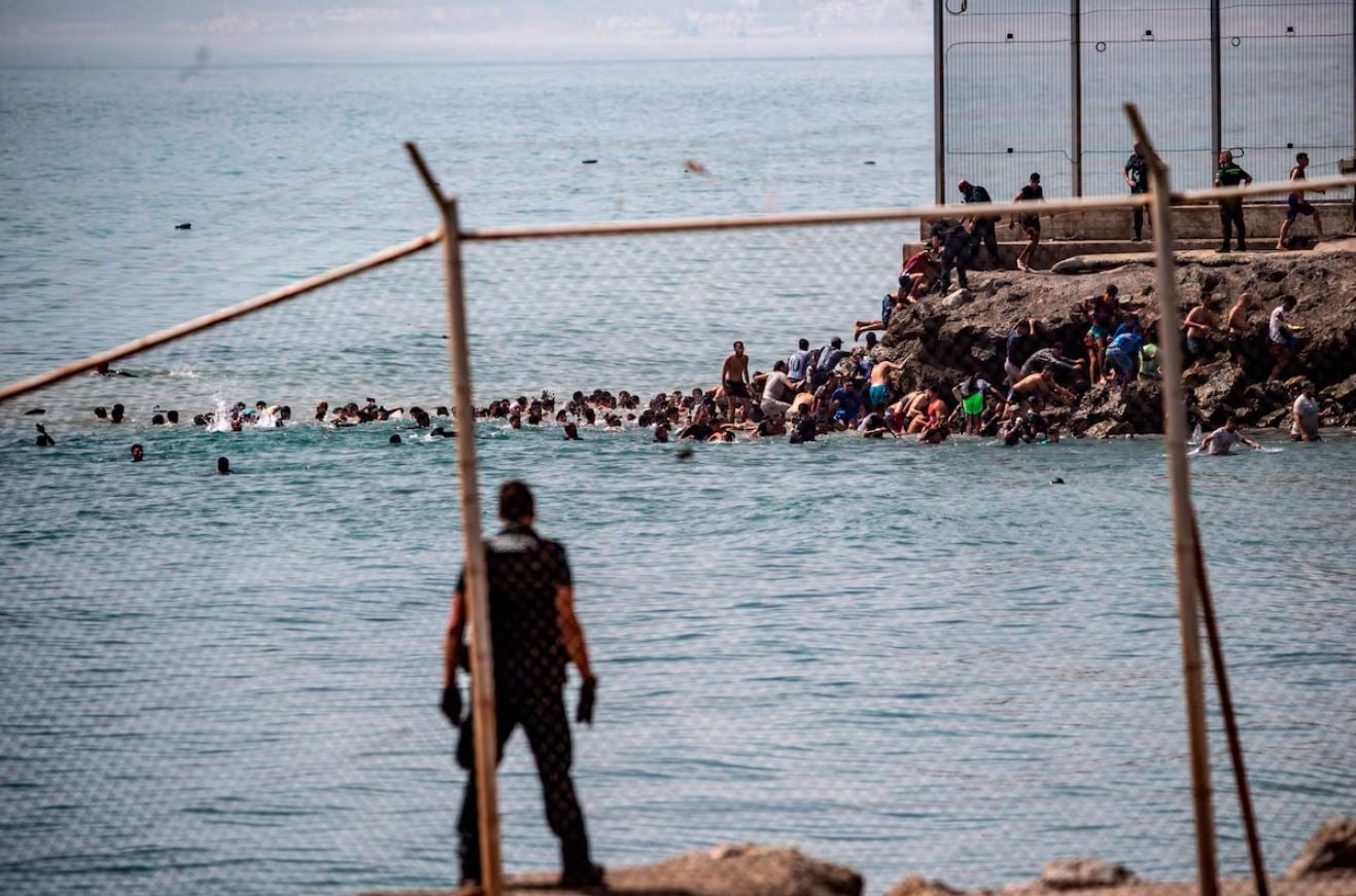 Ισπανία: 18 νεκροί μετανάστες και ανάπτυξη στρατού στη Θέουτα – Παρακαλούν να μην τους στείλουν πίσω στο Μαρόκο