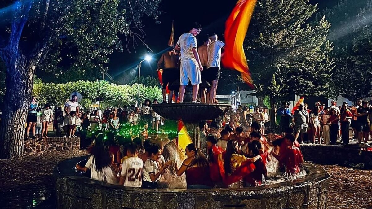 Ισπανία: 13χρονος σκοτώθηκε όταν κατέρρευσε σιντριβάνι στους πανηγυρισμούς για την κατάκτηση του Μουντιάλ 1 Ισπανία: 13χρονος σκοτώθηκε όταν κατέρρευσε σιντριβάνι στους πανηγυρισμούς για την κατάκτηση του Μουντιάλ