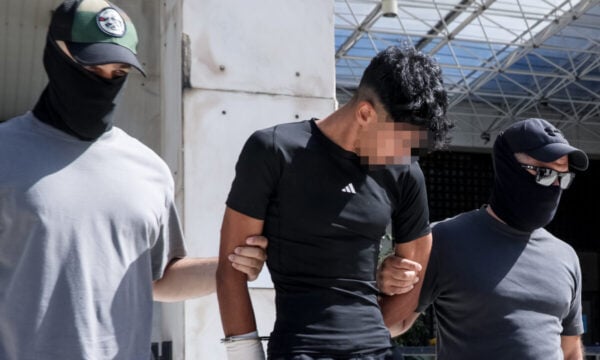 Δολοφονία Σταύρου Γεωργίου: Στην Ευελπίδων ο 28χρονος Αιγύπτιος – Με σκυμμένο το κεφάλι έφτασε στον ανακριτή