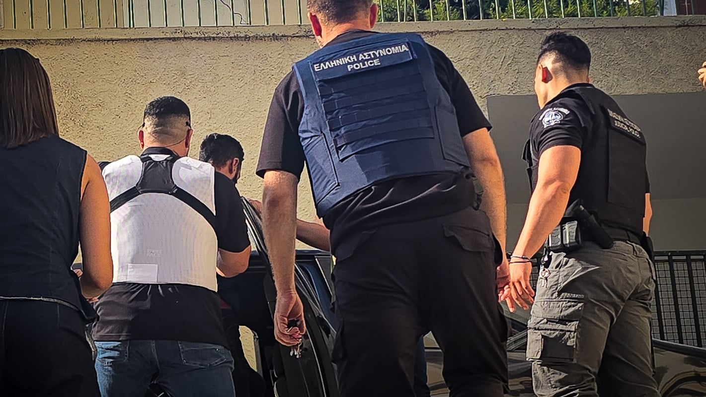 Σύρος: Βίντεο έξω από το σπίτι της δολοφονίας της 42χρονης διασώστριας του ΕΚΑΒ στο μικροσκόπιο των αρχών 11 Στον εισαγγελέα οδηγείται ο 41χρονος για τον θάνατο της 41χρονης διασώστριας στη Σύρο