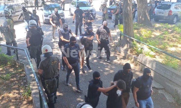 Θεσσαλονίκη: Στα δικαστήρια οι συλληφθέντες για την δολοφονία της Βάγιας Νέστορα – Ισχυρές αστυνομικές δυνάμεις στο σημείο
