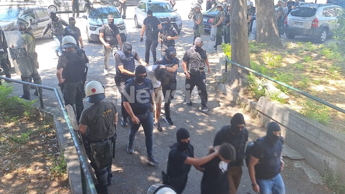 Θεσσαλονίκη: Στα δικαστήρια οι συλληφθέντες για την δολοφονία της Βάγιας Νέστορα – Ισχυρές αστυνομικές δυνάμεις στο σημείο 1 Θεσσαλονίκη: Στα δικαστήρια οι συλληφθέντες για την δολοφονία της Βάγιας Νέστορα – Ισχυρές αστυνομικές δυνάμεις στο σημείο