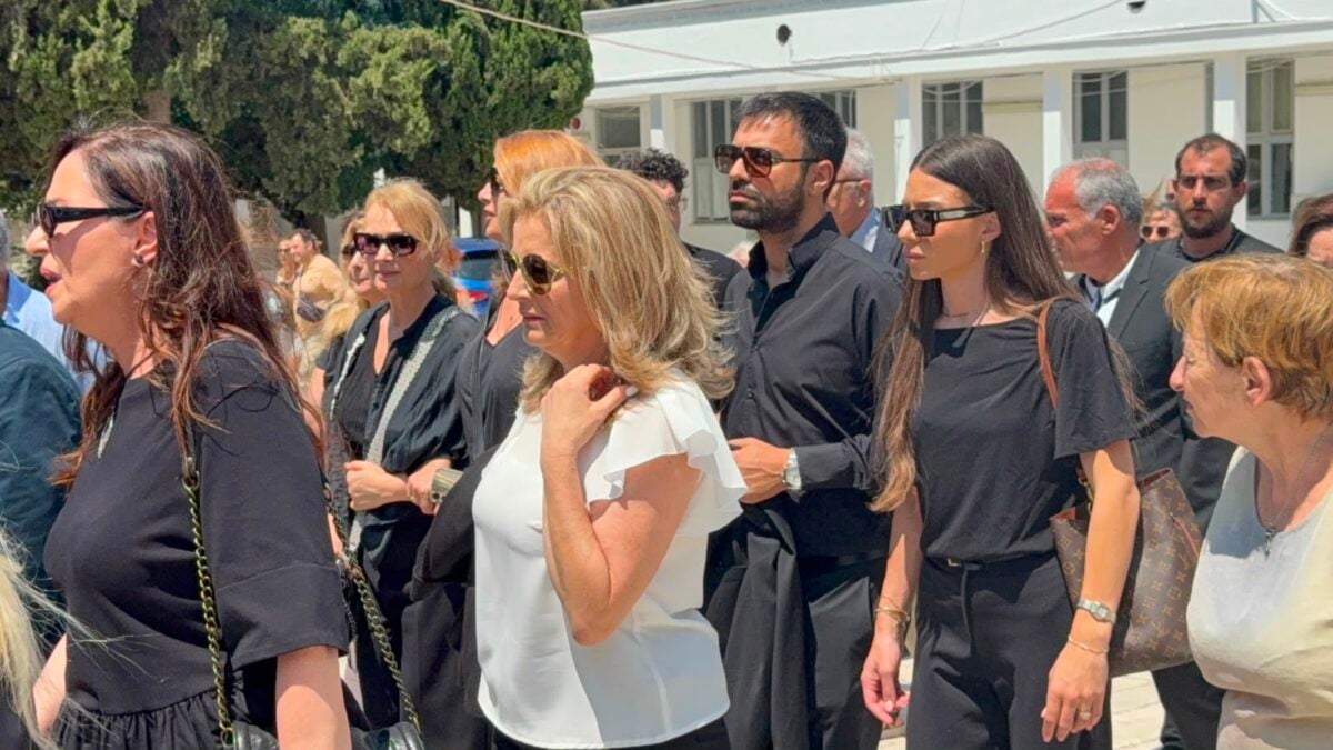 Κηδεία Μάρως Κοντού: Η Ελλάδα αποχαιρέτησε την «Ελενίτσα» με θερμό χειροκρότημα – Συγκίνησαν οι επικήδειοι