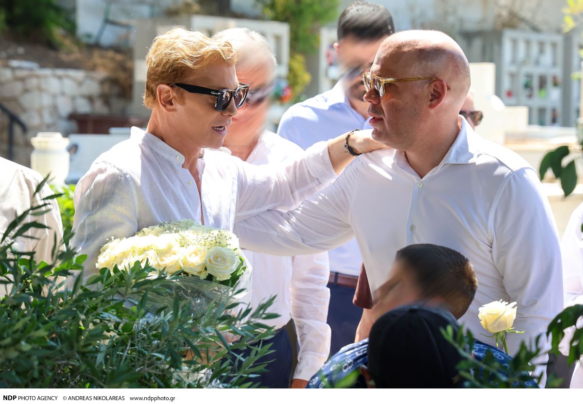 Μνημόσυνο Αλίκης Βουγιουκλάκη: Ράκος ο αδερφός της, Αντώνης – Οι επώνυμοι που έδωσαν το «παρών» και η ηχηρή απουσία 32 Τάκης Ζαχαράτος, Αιμίλιος Βουγιουκλάκης