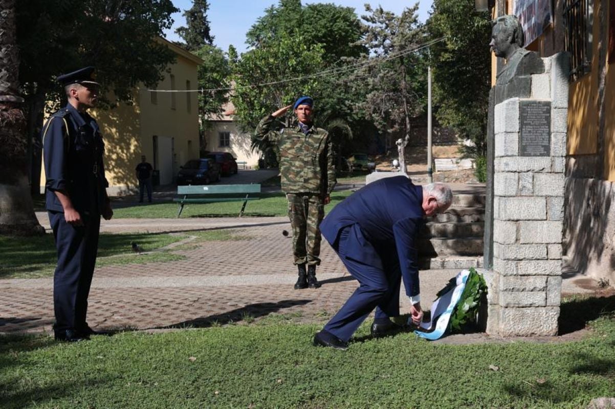 Τασούλας για την 52η Επέτειο Αποκατάστασης της Δημοκρατίας: Έμπειρη και ώριμη μπροστά στις σύγχρονες προκλήσεις 7 Τασούλας - κατάθεση στεφάνου στην προτομή Μουστακλή
