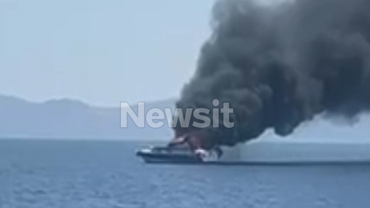 Βουλιαγμένη: Φωτιά και πυκνοί καπνοί σε ταχύπλοο με 4 επιβαίνοντες – Μεταφέρθηκαν με ασφάλεια σε ιστιοφόρο 1 Βουλιαγμένη: Φωτιά και πυκνοί καπνοί σε ταχύπλοο με 4 επιβαίνοντες – Μεταφέρθηκαν με ασφάλεια σε ιστιοφόρο