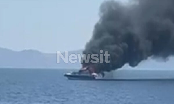 Βουλιαγμένη: Φωτιά και πυκνοί καπνοί σε ταχύπλοο με 4 επιβαίνοντες – Μεταφέρθηκαν με ασφάλεια σε ιστιοφόρο