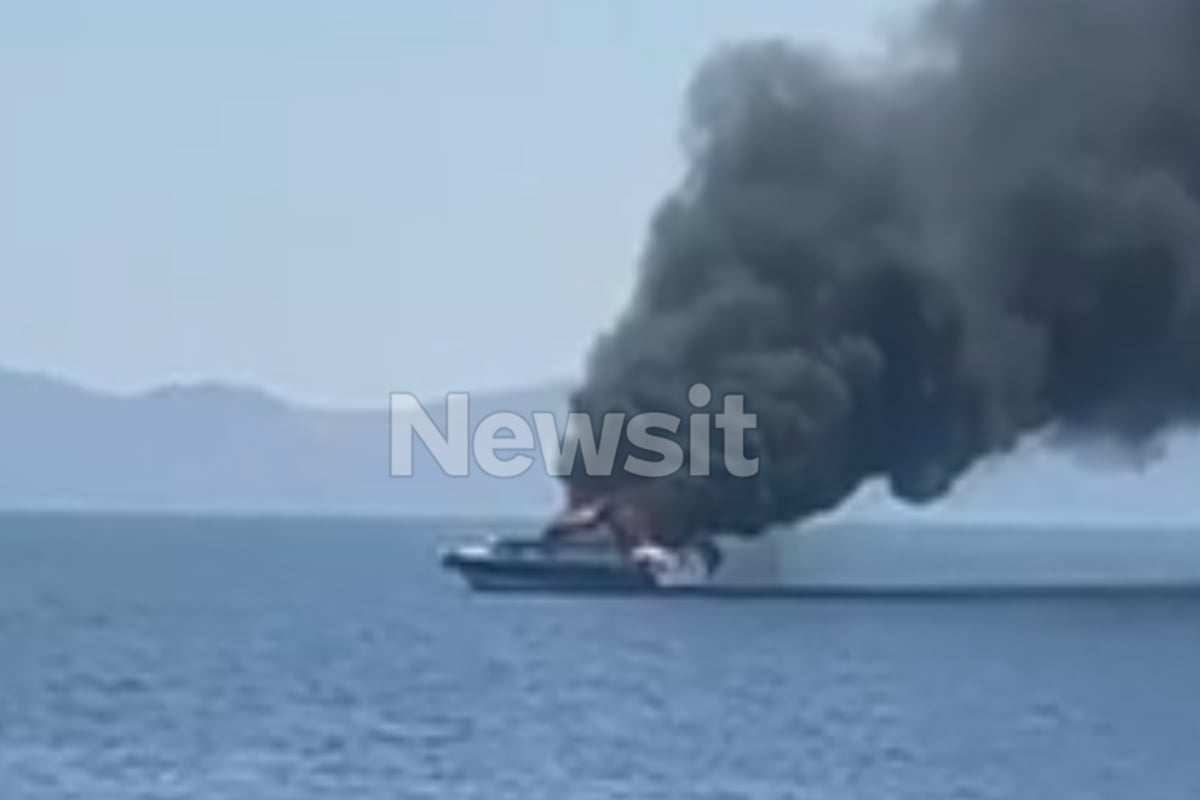 Βουλιαγμένη: Φωτιά και πυκνοί καπνοί σε ταχύπλοο με 4 επιβαίνοντες – Μεταφέρθηκαν με ασφάλεια σε ιστιοφόρο
