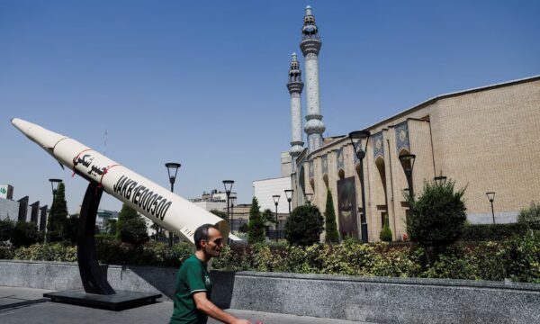 Μέση Ανατολή: 9η νύχτα αμερικανικών πληγμάτων και ιρανικά αντίποινα – Παράλυση στα Στενά του Ορμούζ