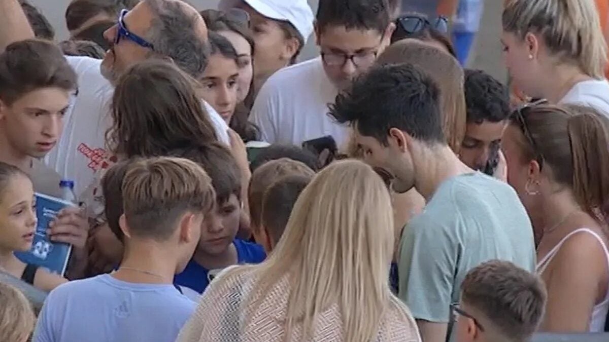 Μίλτος Τεντόγλου δεν σταμάτησε να υπογράφει αυτόγραφα μετά την ισοφάριση του πανελληνίου ρεκόρ στο μήκος 1 Μίλτος Τεντόγλου δεν σταμάτησε να υπογράφει αυτόγραφα μετά την ισοφάριση του πανελληνίου ρεκόρ στο μήκος