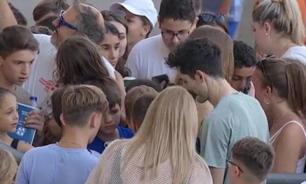 Μίλτος Τεντόγλου δεν σταμάτησε να υπογράφει αυτόγραφα μετά την ισοφάριση του πανελληνίου ρεκόρ στο μήκος