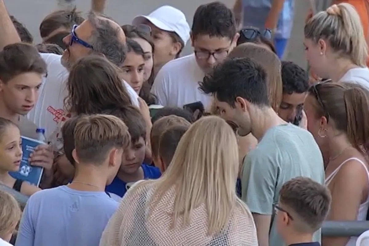 Μίλτος Τεντόγλου δεν σταμάτησε να υπογράφει αυτόγραφα μετά την ισοφάριση του πανελληνίου ρεκόρ στο μήκος