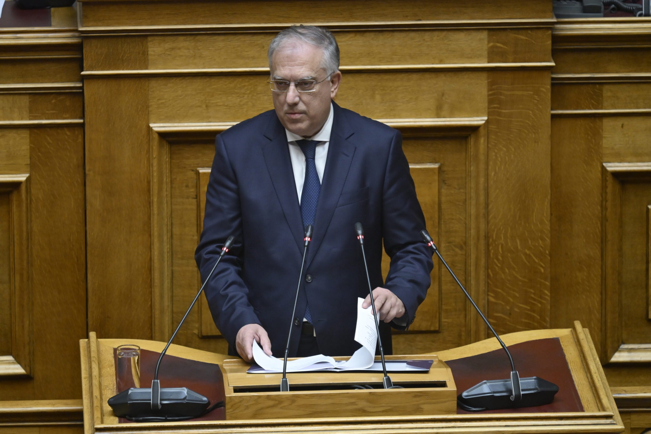 Τάκης Θεοδωρικάκος: Πλαφόν 60% στις επιβαρύνσεις των τραπεζών – Τέλος στα «ψιλά γράμματα»