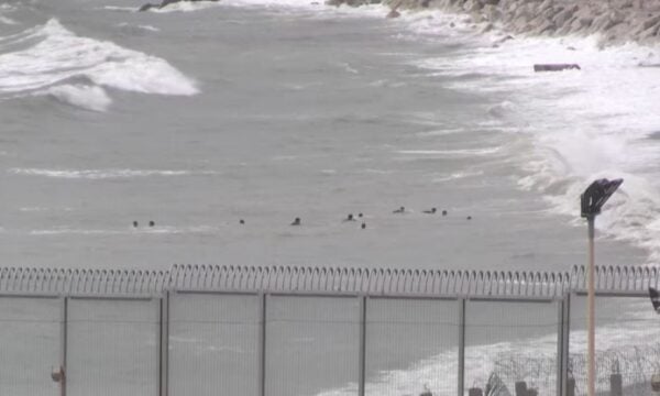 Θέουτα: Χιλιάδες μετανάστες εισέρχονται, διπλωματική ένταση με Ιταλία – Αναπτύχθηκε ο στρατός στην περιοχή