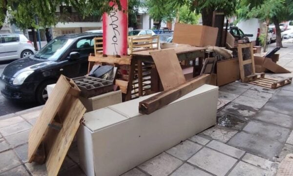 Θεσσαλονίκη: Δικογραφία σε βάρος δύο 39χρονων για έριξαν έπιπλα στο πεζοδρόμιο