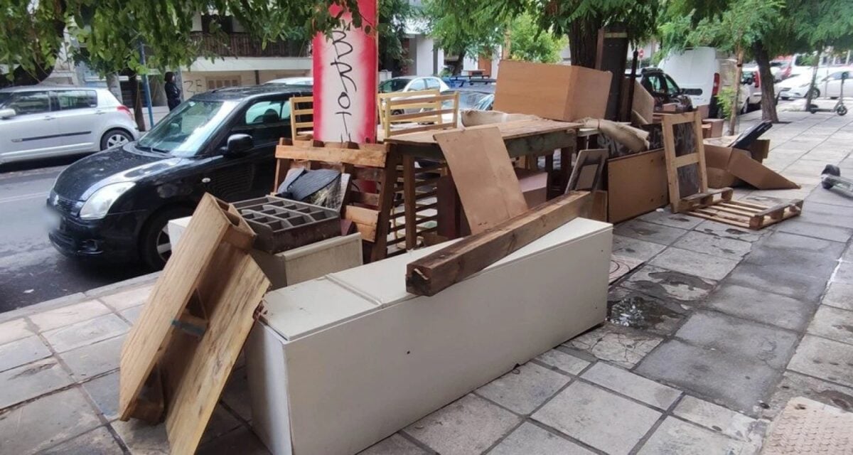 Θεσσαλονίκη: Δικογραφία σε βάρος δύο 39χρονων για έριξαν έπιπλα στο πεζοδρόμιο