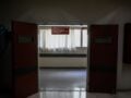 Θριάσιο: Ρομά φώναζαν «Φέρε το όπλο να τους σκοτώσουμε» και έκαναν γυαλιά καρφιά το νοσοκομείο