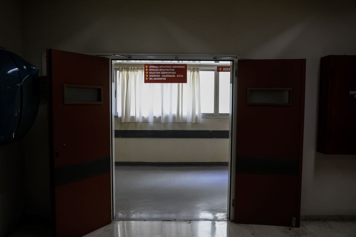Θριάσιο: Ρομά φώναζαν «Φέρε το όπλο να τους σκοτώσουμε» και έκαναν γυαλιά καρφιά το νοσοκομείο