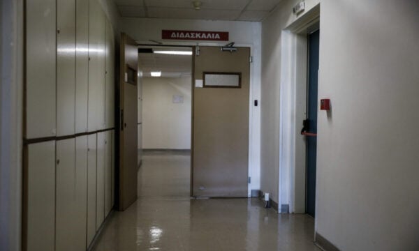 Θριάσιο Νοσοκομείο: Ρομά έκαναν γυαλιά καρφιά επειδή καθυστερούσε μια εξέταση