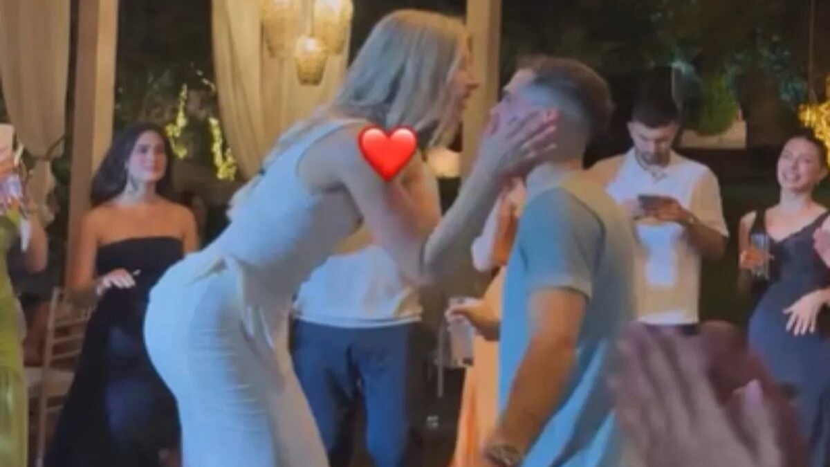 Ο Βασίλης Τολιόπουλος και η σύζυγός του Μαρία Χατζηπαρασίδου χόρεψαν το «πότε Βούδας, πότε Κούδας» στη βάφτιση του γιου τους 1 Ο Βασίλης Τολιόπουλος και η σύζυγός του Μαρία Χατζηπαρασίδου χόρεψαν το «πότε Βούδας, πότε Κούδας» στη βάφτιση του γιου τους