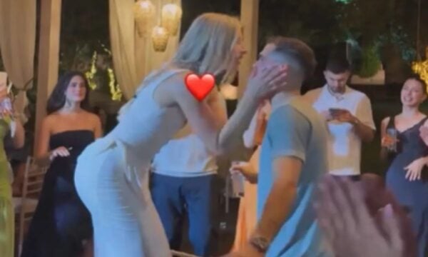 Ο Βασίλης Τολιόπουλος και η σύζυγός του Μαρία Χατζηπαρασίδου χόρεψαν το «πότε Βούδας, πότε Κούδας» στη βάφτιση του γιου τους