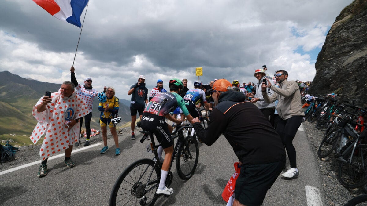 Tour de France: Ποδηλάτης συγκρούστηκε με αυτοκίνητο που φρέναρε για να μην πατήσει θεατή 1 Tour de France: Ποδηλάτης συγκρούστηκε με αυτοκίνητο που φρέναρε για να μην πατήσει θεατή