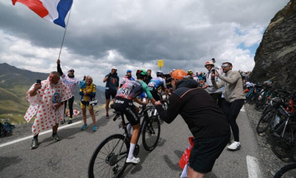 Tour de France: Ποδηλάτης συγκρούστηκε με αυτοκίνητο που φρέναρε για να μην πατήσει θεατή