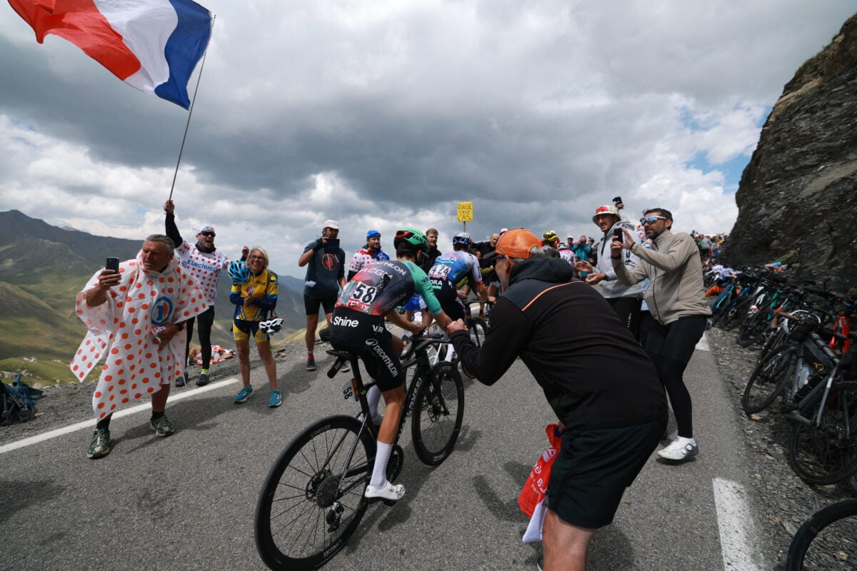 Tour de France: Ποδηλάτης συγκρούστηκε με αυτοκίνητο που φρέναρε για να μην πατήσει θεατή