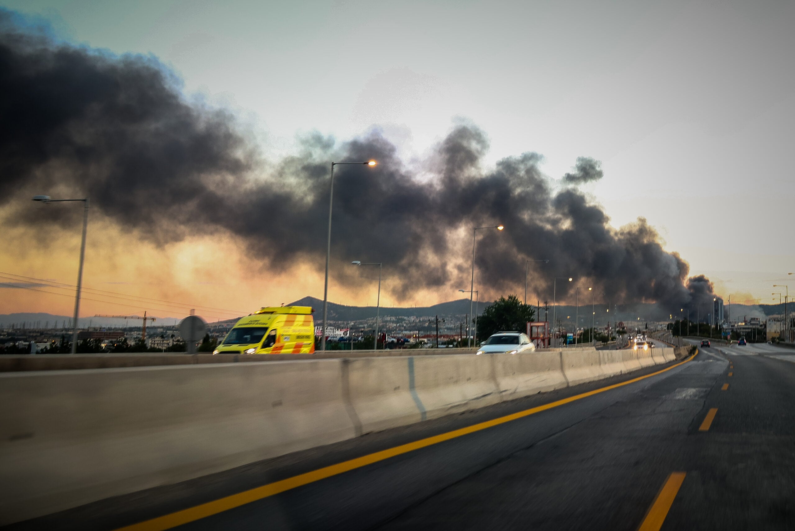 Φωτιά στο Ωραιόκαστρο: Τοξικό νέφος 20 χλμ. σκέπασε τη Θεσσαλονίκη – βίντεο και φωτογραφίες