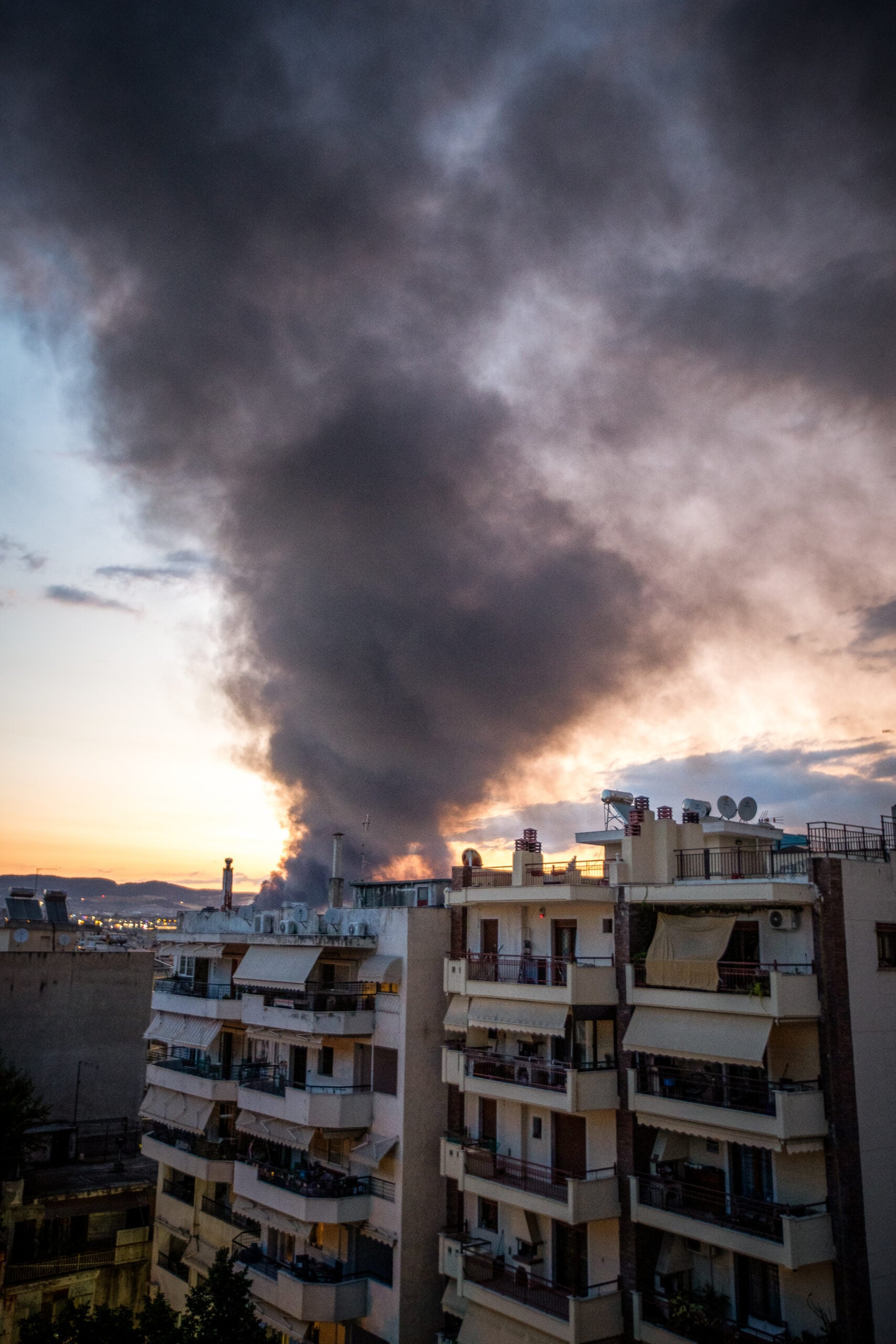 Φωτιά στο Ωραιόκαστρο: Τοξικό νέφος 20 χλμ. σκέπασε τη Θεσσαλονίκη – βίντεο και φωτογραφίες