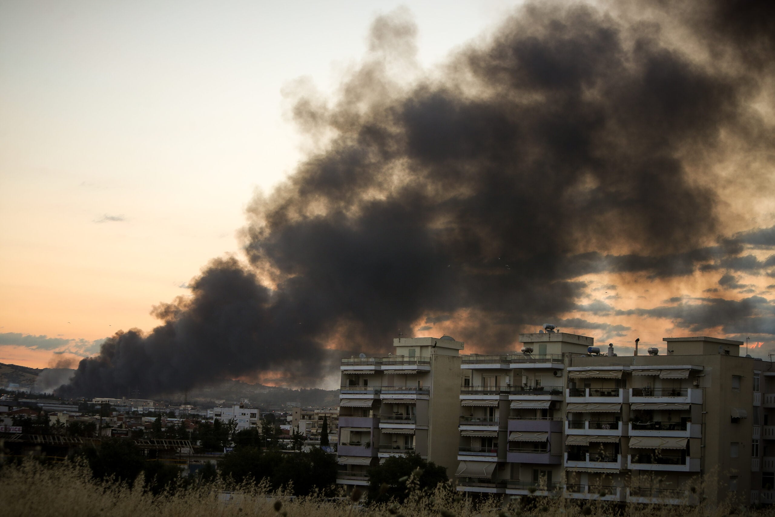 Φωτιά στο Ωραιόκαστρο: Τοξικό νέφος 20 χλμ. σκέπασε τη Θεσσαλονίκη – βίντεο και φωτογραφίες
