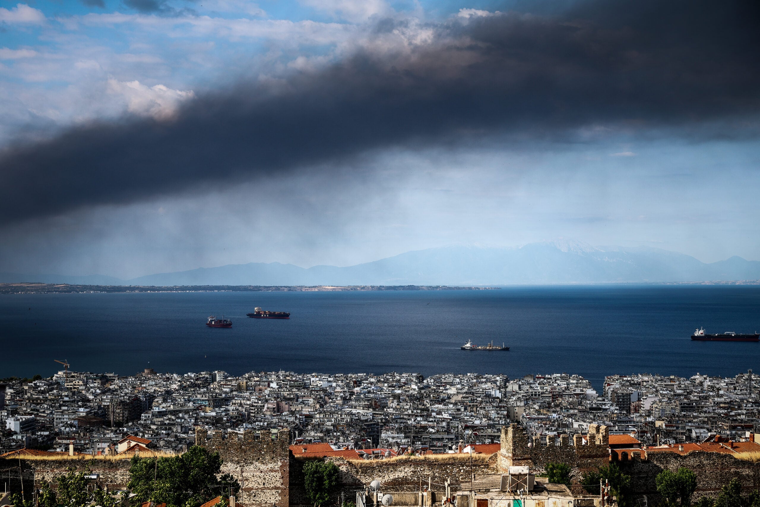 Φωτιά στο Ωραιόκαστρο: Τοξικό νέφος 20 χλμ. σκέπασε τη Θεσσαλονίκη – βίντεο και φωτογραφίες