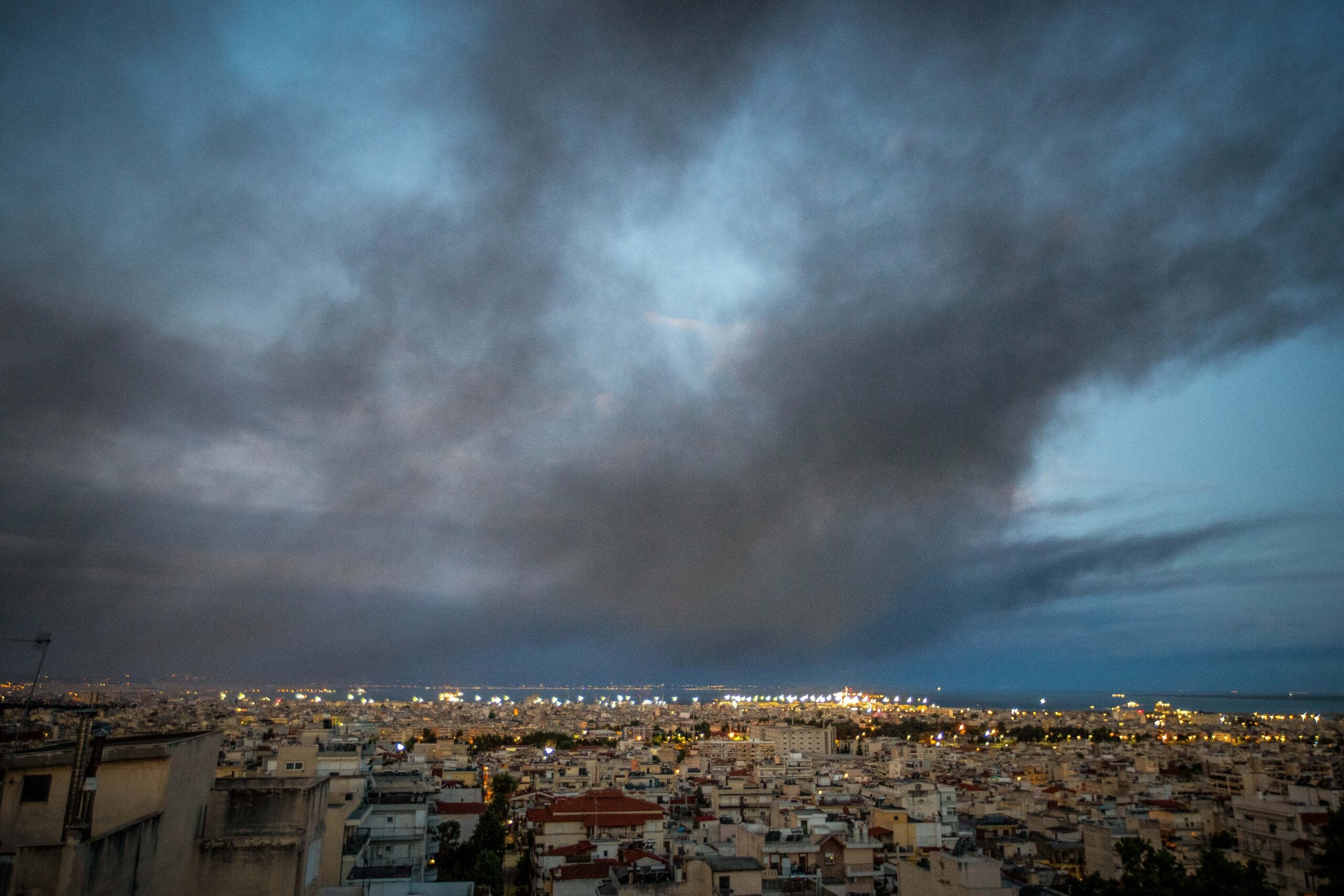 Φωτιά στο Ωραιόκαστρο: Τοξικό νέφος 20 χλμ. σκέπασε τη Θεσσαλονίκη – βίντεο και φωτογραφίες