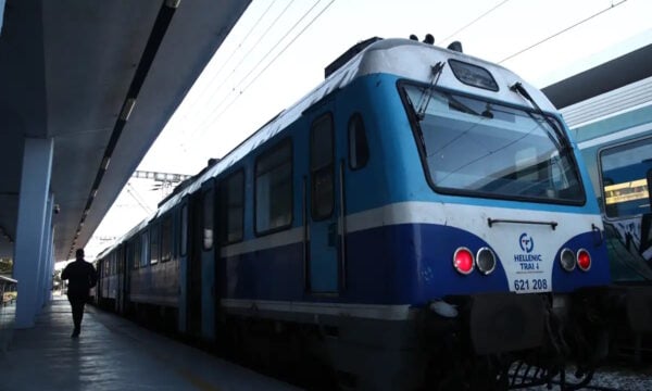 Φωτιά σε βαγόνι τρένου που ακινητοποιήθηκε στη Λάρισα, πολύωρη ταλαιπωρία για τους επιβάτες