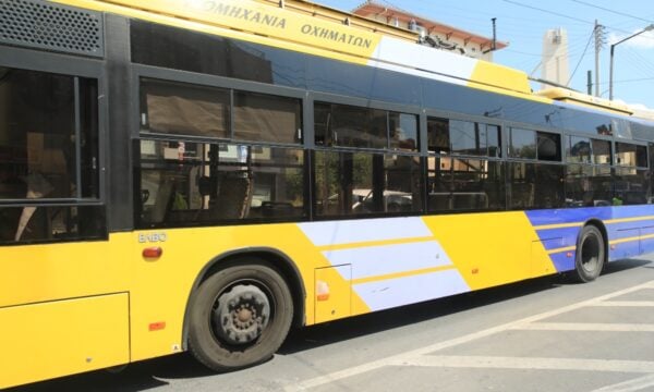 Πανεπιστημίου: Σύγκρουση λεωφορείου με τρόλεϊ – Πληροφορίες για τραυματίες