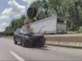 Λάστιχο εκτός ελέγχου χτυπά SUV: βίντεο