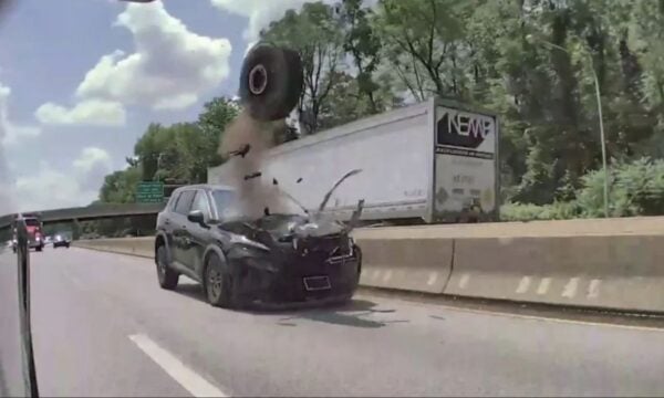 Λάστιχο εκτός ελέγχου χτυπά SUV: βίντεο