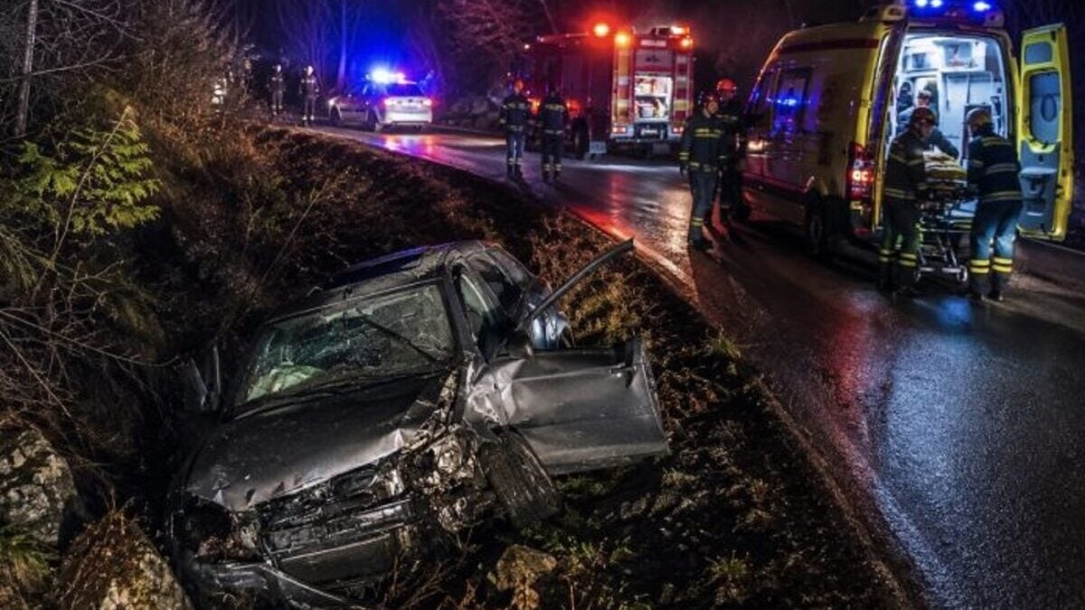 Σοβαρό τροχαίο στη Φωκίδα: Δύο άτομα χωρίς τις αισθήσεις τους και ένας σοβαρά τραυματίας