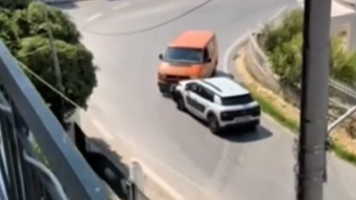 Φορτηγό συγκρούστηκε με αυτοκίνητο που κινούνταν ανάποδα στη λεωφόρο Αθηνών – Ωρωπού, βίντεο 1 Φορτηγό συγκρούστηκε με αυτοκίνητο που κινούνταν ανάποδα στη λεωφόρο Αθηνών – Ωρωπού, βίντεο