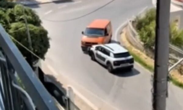 Φορτηγό συγκρούστηκε με αυτοκίνητο που κινούνταν ανάποδα στη λεωφόρο Αθηνών – Ωρωπού, βίντεο