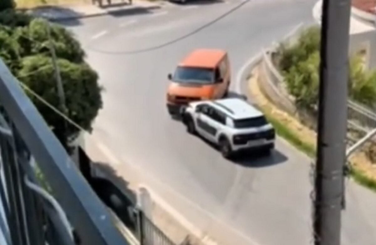 Φορτηγό συγκρούστηκε με αυτοκίνητο που κινούνταν ανάποδα στη λεωφόρο Αθηνών – Ωρωπού, βίντεο