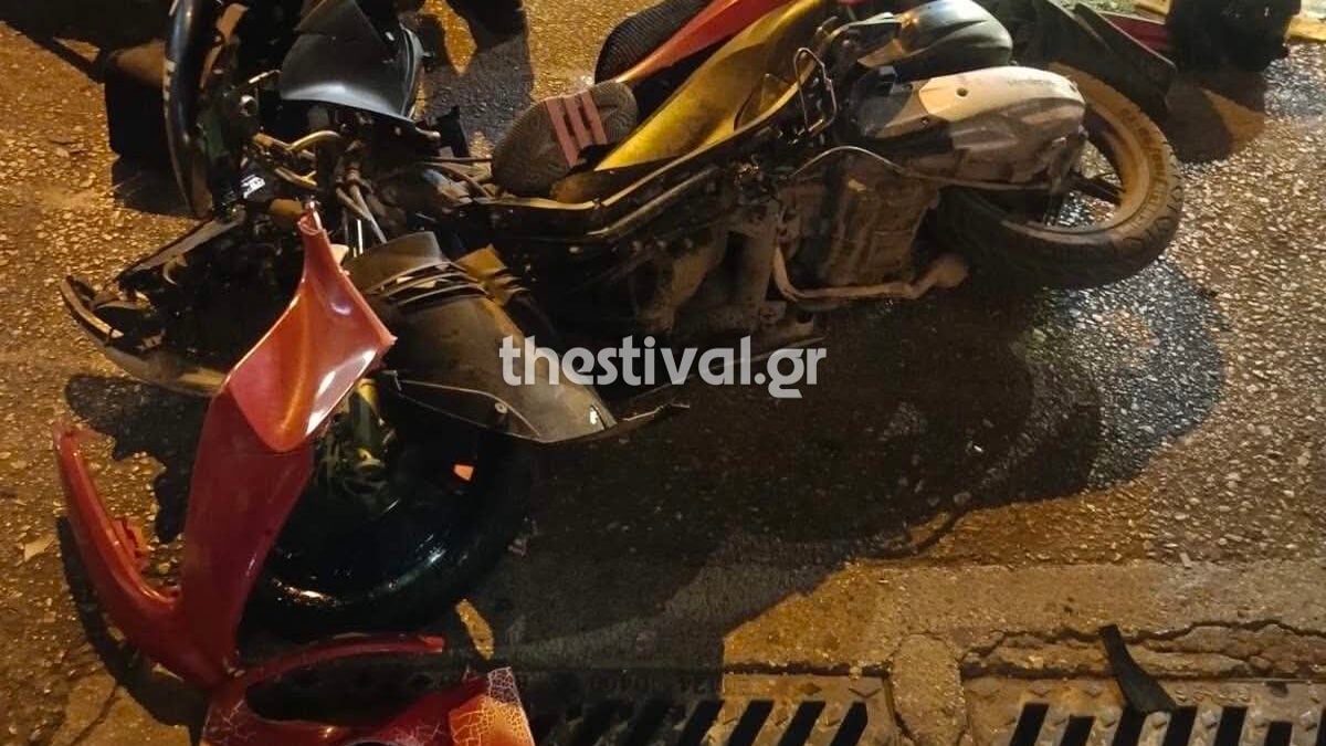 Τροχαίο στη Θεσσαλονίκη: Νεκρός 23χρονος μοτοσικλετιστής από σφοδρή σύγκρουση με αυτοκίνητο – Βίντεο ντοκουμέντο 1 Τροχαίο στη Θεσσαλονίκη: Νεκρός 23χρονος μοτοσικλετιστής από σφοδρή σύγκρουση με αυτοκίνητο – Βίντεο ντοκουμέντο