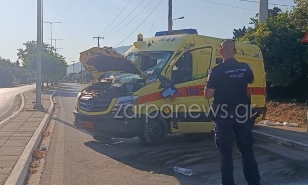 Χανιά: Ασθενοφόρο τράκαρε με αυτοκίνητο και τούμπαρε – Νεκρός ο ασθενής που μετέφερε, 2 διασώστες τραυματίες