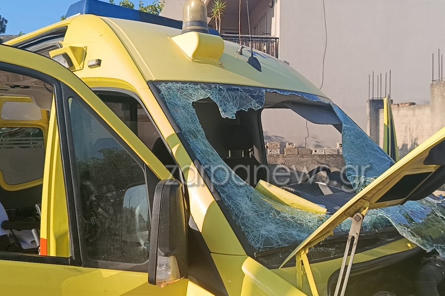 Χανιά: Ασθενοφόρο τράκαρε με αυτοκίνητο και τούμπαρε – Νεκρός ο ασθενής που μετέφερε, 2 διασώστες τραυματίες 8 Τροχαίο στα Χανιά