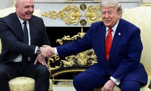 Guardian: Ο πόλεμος του Τραμπ στο Ιράν είναι αντιδημοφιλής και πανάκριβος, αλλά δεν τον νοιάζει