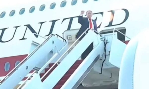 Τραμπ: Παρθενική πτήση με το νέο Air Force One και δηλώσεις για το Ιράν – «Οι συνομιλίες πάνε καλά – Τους χτυπήσαμε σκληρά την περασμένη εβδομάδα»