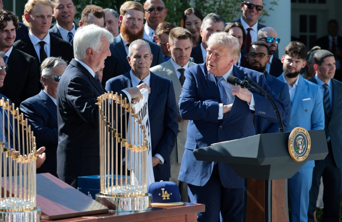 Ντόναλντ Τραμπ υποδέχθηκε τους Dodgers στον Λευκό Οίκο και παρέλαβε αναμνηστικό δαχτυλίδι από τους πρωταθλητές στο MLB 9 Ντόναλντ Τραμπ υποδέχθηκε τους Dodgers στον Λευκό Οίκο και παρέλαβε αναμνηστικό δαχτυλίδι από τους πρωταθλητές στο MLB