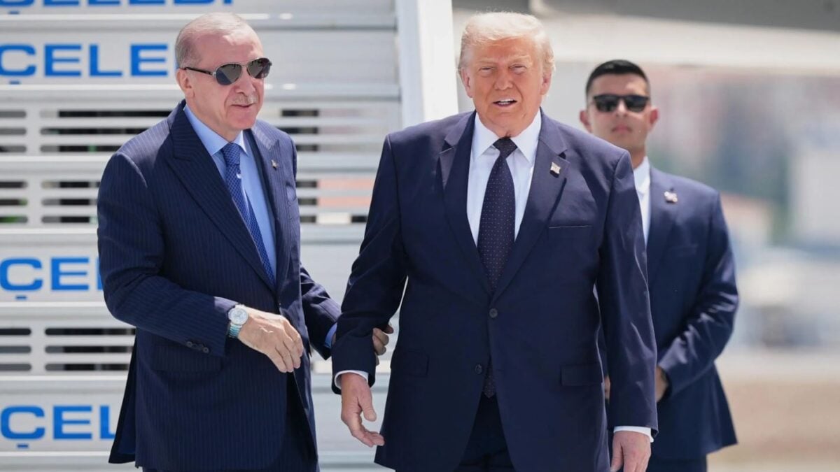 Τραμπ στο Λευκό Παλάτι με έφιππη συνοδεία – Με 21 κανονιοβολισμούς τον υποδέχθηκε ο Ερντογάν – ΒΙΝΤΕΟ 1 Τραμπ στο Λευκό Παλάτι με έφιππη συνοδεία – Με 21 κανονιοβολισμούς τον υποδέχθηκε ο Ερντογάν – ΒΙΝΤΕΟ