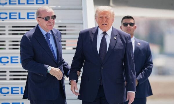 Τραμπ στο Λευκό Παλάτι με έφιππη συνοδεία – Με 21 κανονιοβολισμούς τον υποδέχθηκε ο Ερντογάν – ΒΙΝΤΕΟ