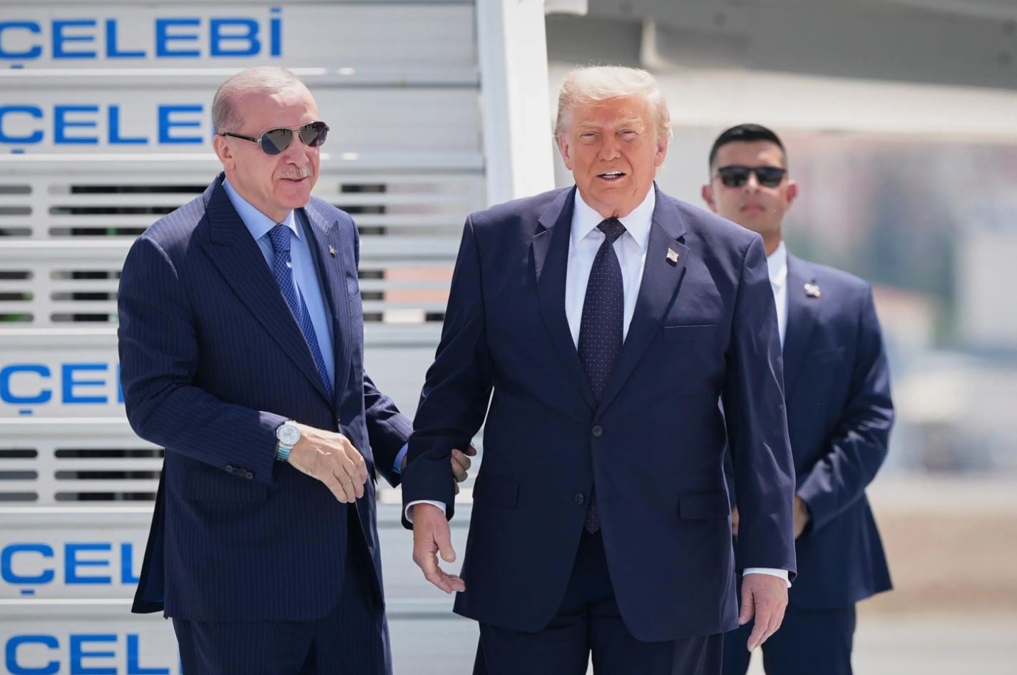 Τραμπ στο Λευκό Παλάτι με έφιππη συνοδεία – Με 21 κανονιοβολισμούς τον υποδέχθηκε ο Ερντογάν – ΒΙΝΤΕΟ